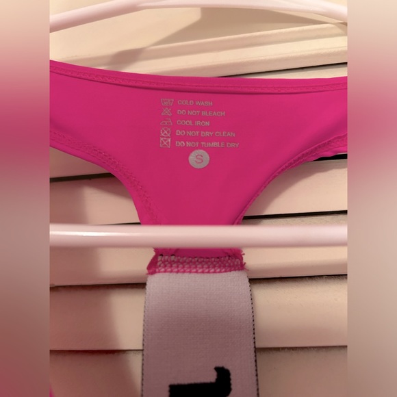 Nike Women’s hot pink athletic top - Picture 3 of 3